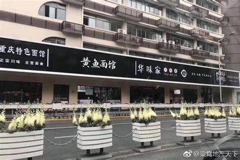 黑底白字招牌|街道招牌被统一成“黑底白字”，网友：有点膈应